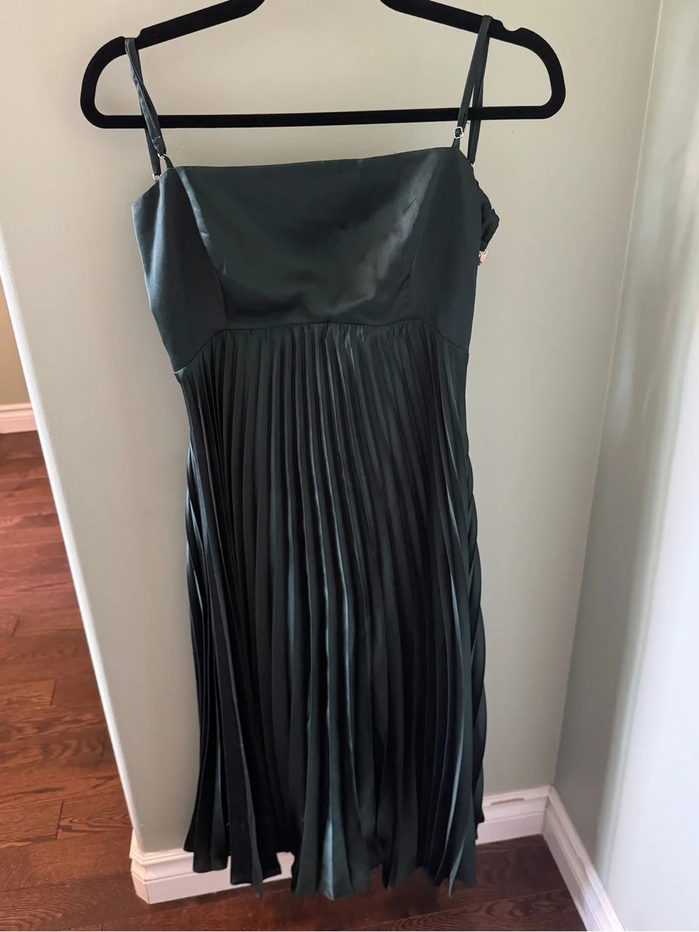 Abercrombie & Fitch Dark Green Pleated Midi Dress - Picture 2 of 3